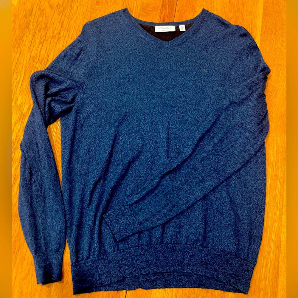 Calvin Klein 100% Italian Merino wool V-neck sweater. Men’s medium, navy blue.